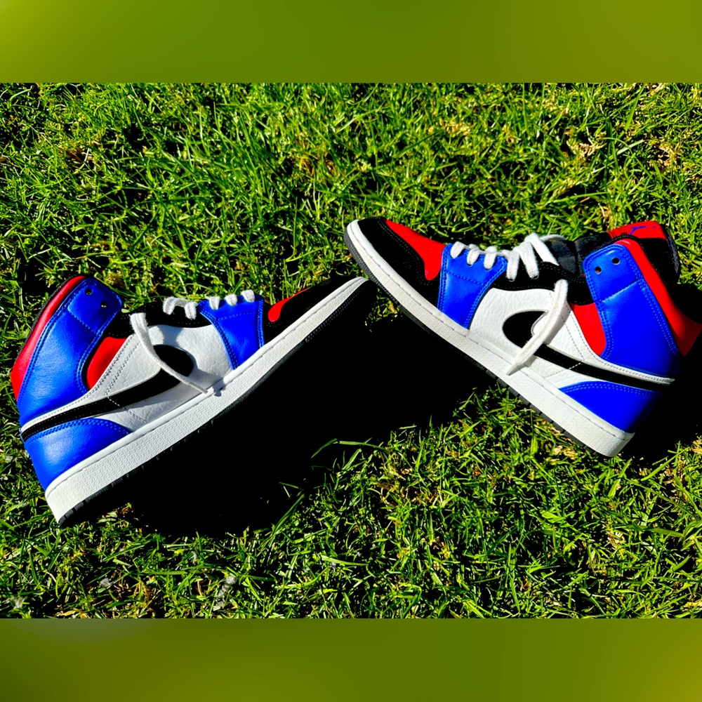 Nike Jordan 1 mid men's size 10.5 like new, used for an event no longer need.